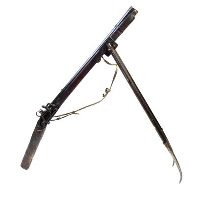 ARMES à FEU. Fusil tibétain à mèche, monture...