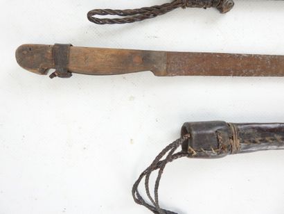 AFRIQUE : Deux machettes avec manche en bois...
