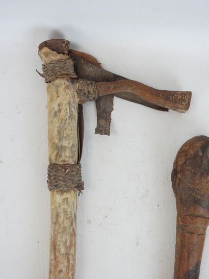 AFRIQUE : Trois outils agricoles avec manches...