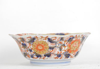 JAPON. Coupe en porcelaine IMARI en forme...