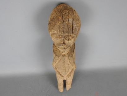 CHAMBA statue. Hard, weathered wood. H. 41...