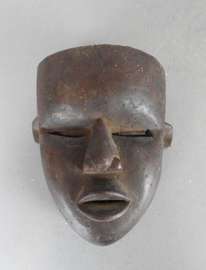 Mask with smooth face in dark patina wood....