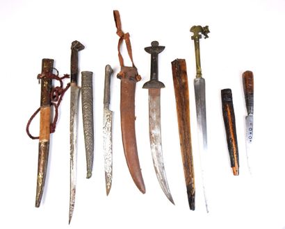 ARMES BLANCHES. Ensemble de 5 poignards divers...