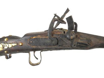 ARMES à FEU. Moukkala à monture en noyer...
