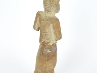 Standing man. Clay sculpture. H. 17 cm. Accident...