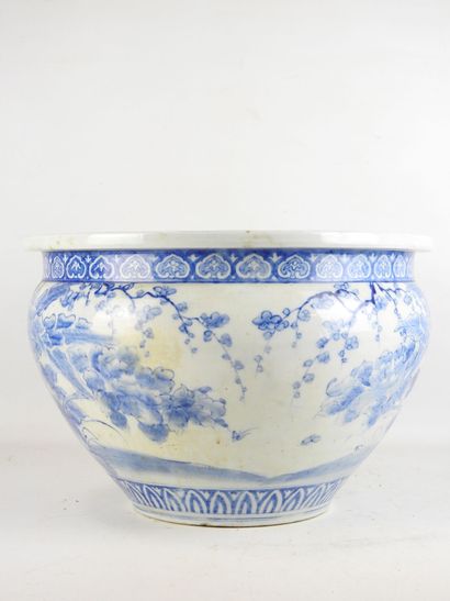 CHINE. Grand cache-pot en porcelaine blanc...