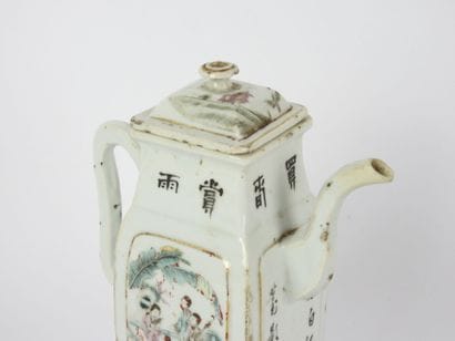 CHINE : Théière en porcelaine à décor en...