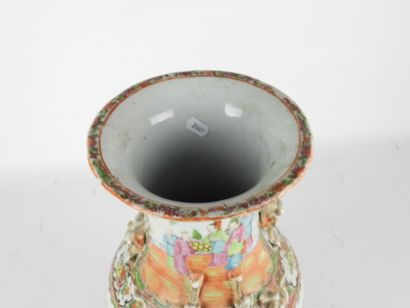 CANTON, CHINE : Vase balustre en porcelaine...