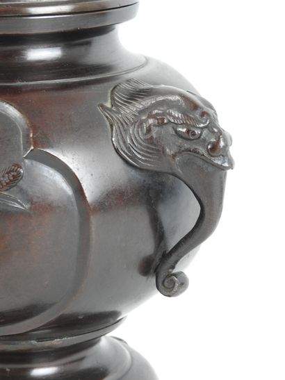JAPON : Brule-parfum tripode en bronze à...