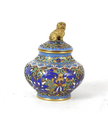 CHINE : Petit pot couvert en émaux cloisonnés,...