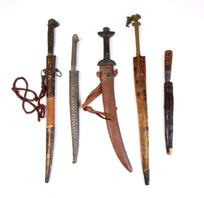 ARMES BLANCHES. Ensemble de 5 poignards divers...