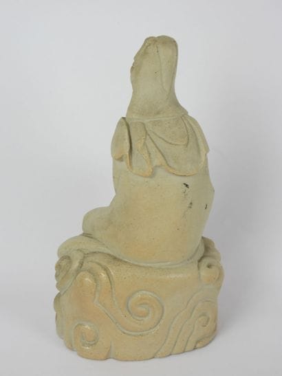 CHINE : Guanyin. Statuette en grès. Marque...
