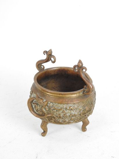 JAPON. Petit brûle parfum tripode en bronze....