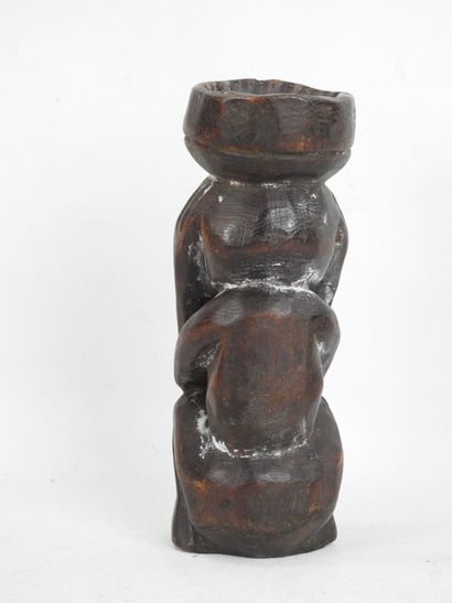 CONGO. Mortier porté par un personnage accroupis...