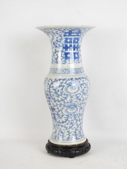 CHINE: Vase balustre au col évasé en porcelaine...
