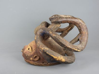 YOROUBA, Nigéria.

Bois, pigments.

Masque-heaume...