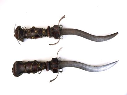 ARMES BLANCHES. Paire de poignards à manche...