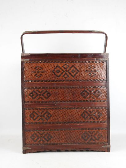 CHINE : Panier à piquenique en bois laqué...