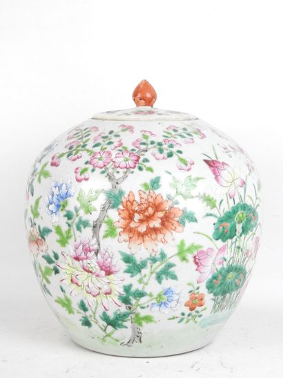 CHINE. Pot à gingembre en porcelaine à décor...