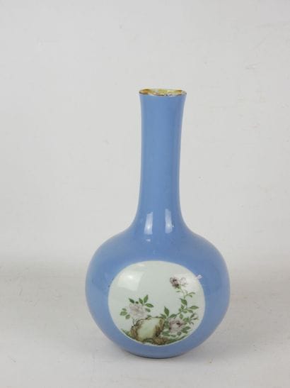 CHINE : Vase à long col en porcelaine lavande...