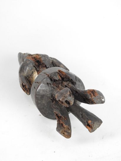 KWELE, Gabon.
Bois dur, pigments dont kaolin.
Sculpture...