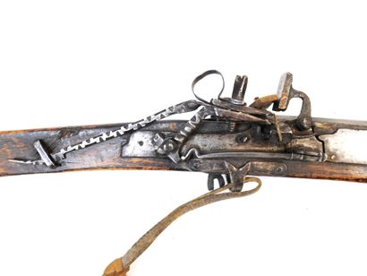 ARMES à FEU. Fusil tibétain à mèche, monture...