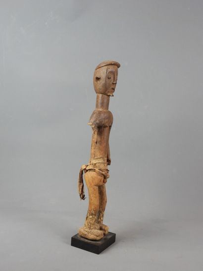 Afrique. Statuette en bois. H. 52 cm. Manque...