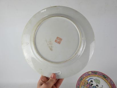CHINE : Deux assiettes en porcelaine à décor...
