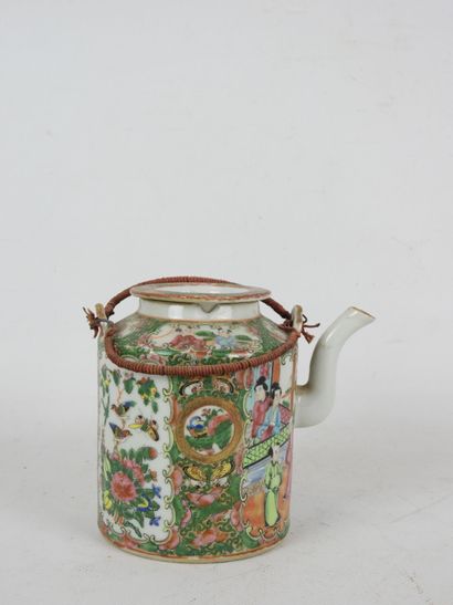 CHINA, Canton: Cylindrical porcelain teapot...