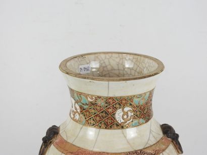 JAPON : Paire de vases en grés porcelainique...