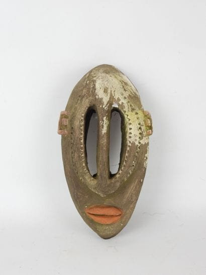 MASQUE en plâtre peint. H. 37 cm. Accide...