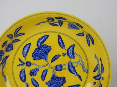 CHINE : Assiette en porcelaine à décor en...