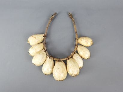 PAPUA: shell necklace H. 16 - L. 27.5cm