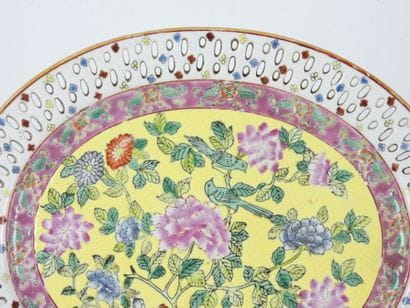 CHINE : Plat ovale ajouré en grès porcelainique...