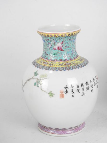CHINE. Paire de vases pansus en porcelaine...