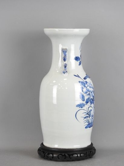 CHINA: White-blue porcelain vase decorated...