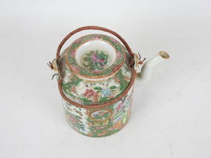 CHINA, Canton: Cylindrical porcelain teapot...