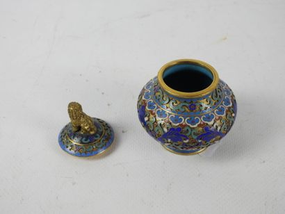 CHINE : Petit pot couvert en émaux cloisonnés,...