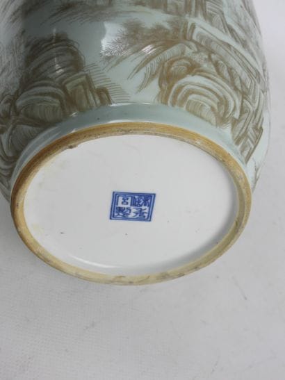 CHINE : Vase lanterne en porcelaine céladon...