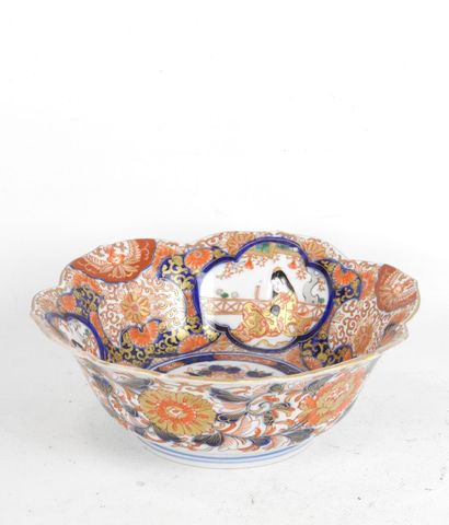 JAPON. Coupe en porcelaine IMARI en forme...