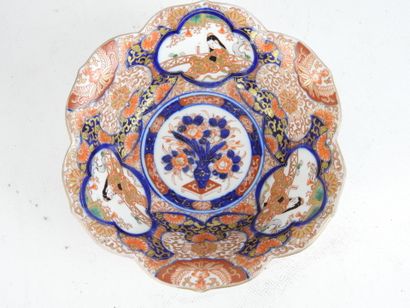 JAPON. Coupe en porcelaine IMARI en forme...