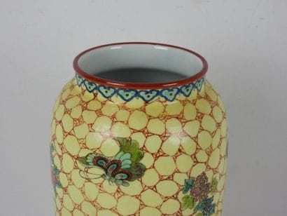 CHINE : Vase en porcelaine à décor en émaux...