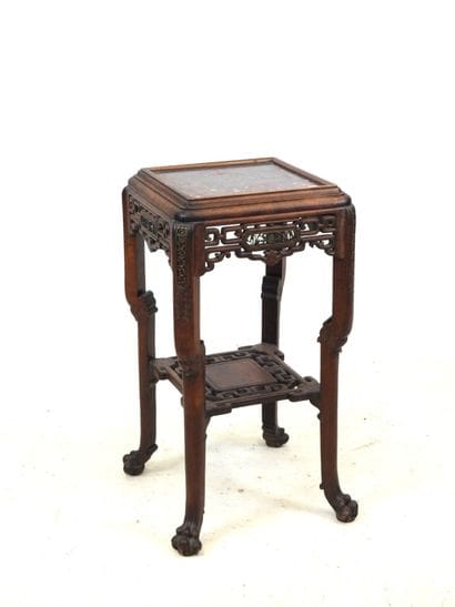 CHINE OU INDOCHINE : Sellette en bois sculpté...