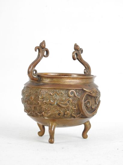 JAPON. Petit brûle parfum tripode en bronze....