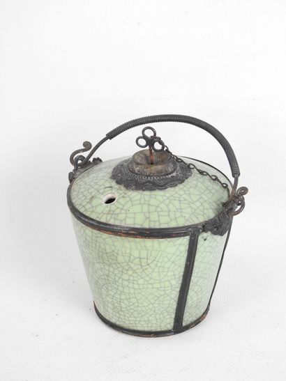 CHINE : Pipe à eau en céramique craquelée...