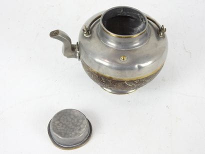 CHINE : Théière en étain et noix de coco...