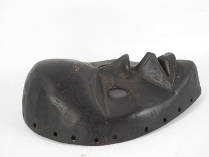 DAN, Côte d'Ivoire.
Bois dur, patine noire.
Masque...
