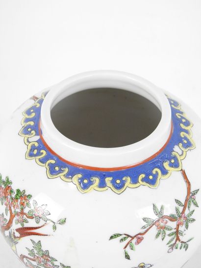 Chine.
Vase de forme balustre en porcelaine...