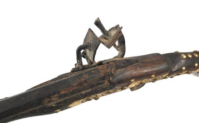 ARMES à FEU. Moukkala à monture en noyer...