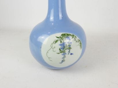 CHINE : Vase à long col en porcelaine lavande...